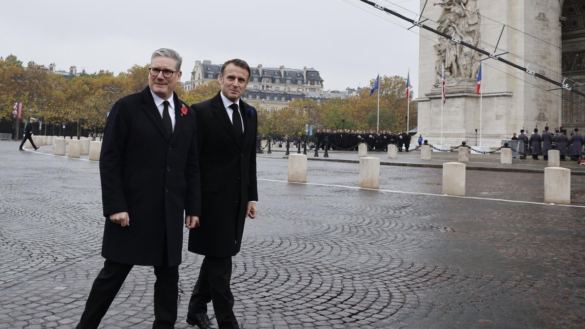El primer ministro británico, Keir Starmer (i), y el presidente francés, Emmanuel Macron, en la conmemoración del 106 aniversario del Armisticio de la Primera Guerra Mundial.