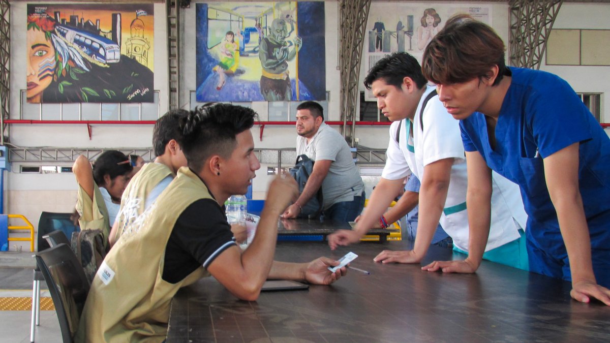 La Guayaca. En la estación Río Daule entregan tarjetas.