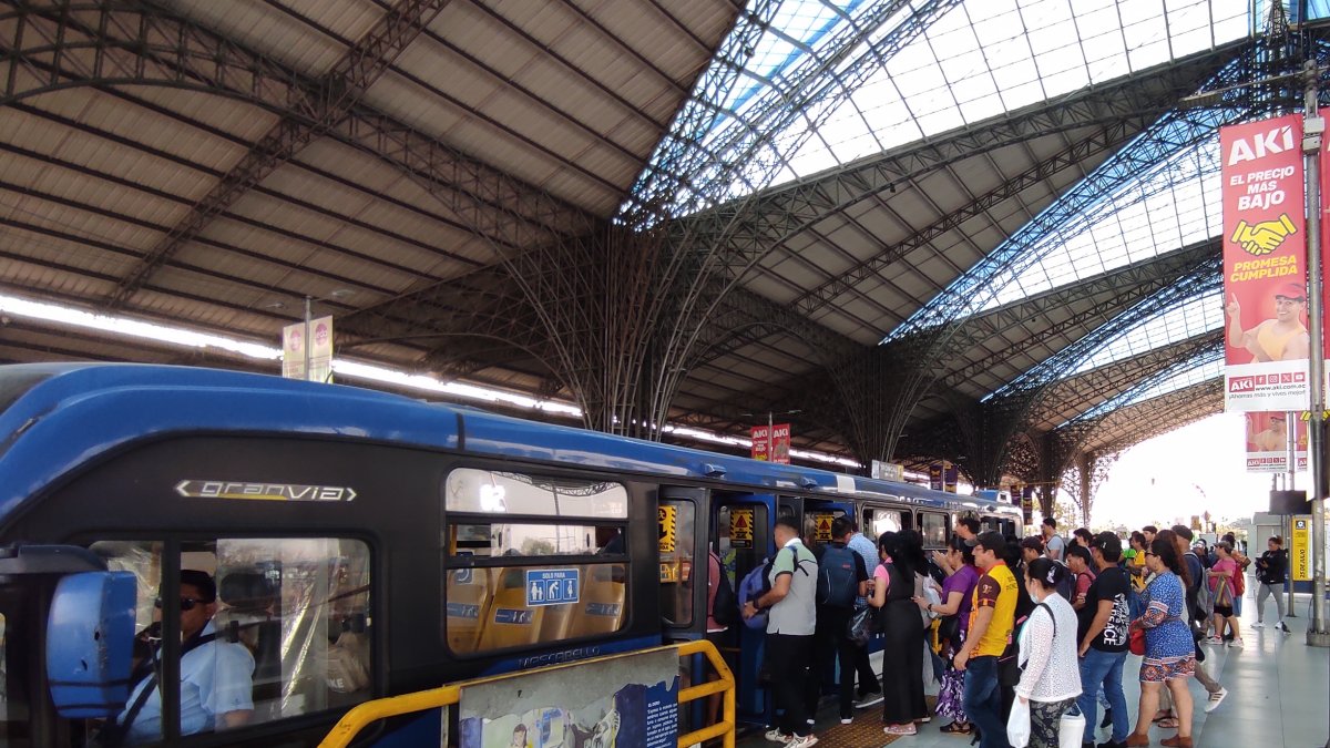 Las personas llegan hasta la terminal Río Daule para tomar un bus de la metrovía