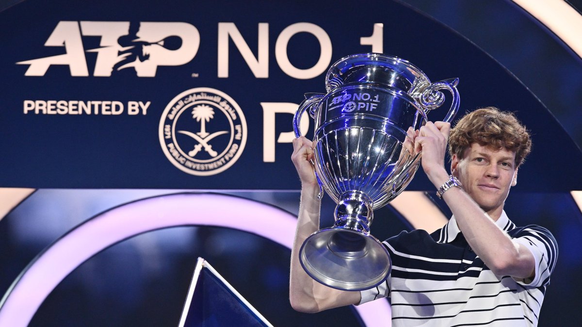 Jannik levantando el trofeo que lo consagra como el # 1 del tenis mundial al término del año.