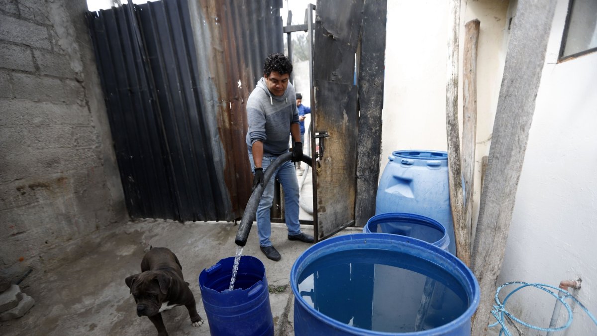 Desde mediados de septiembre, en el barrio La Paz, los moradores ya son afectados por cortes de agua. El líquido llega mediante estaciones de bombeo.