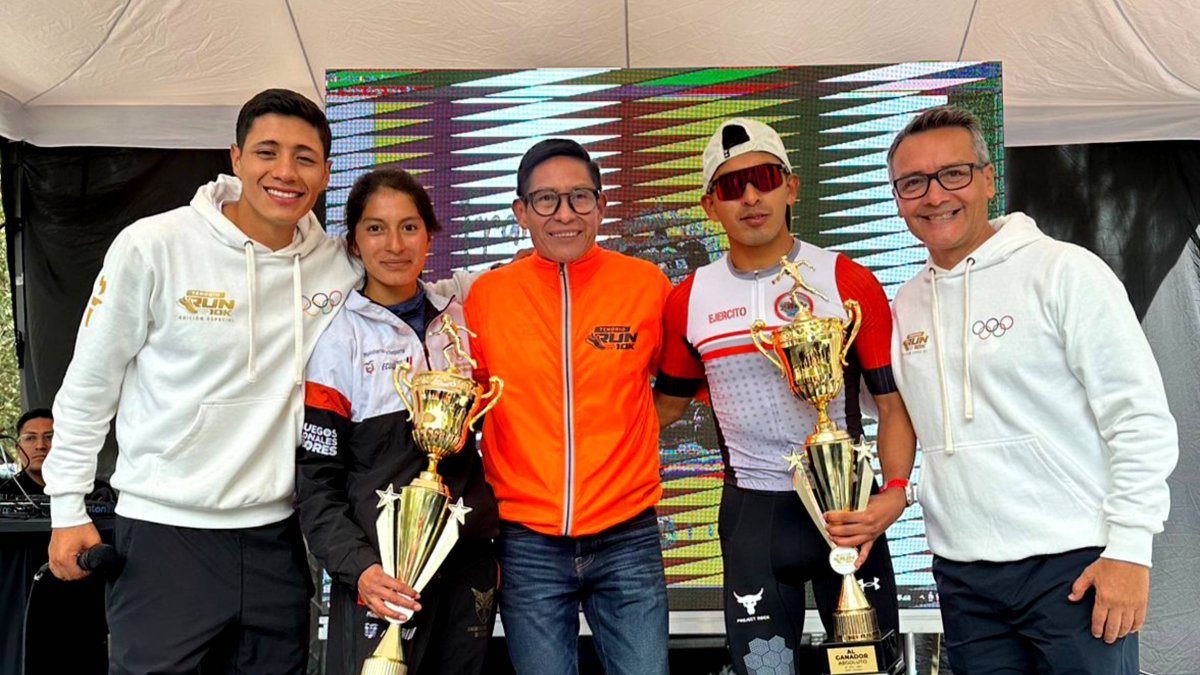 David Hurtado, Carmen Toaquiza, Franklin Tenorio y Edison Enríquez al finalizar la carrera.