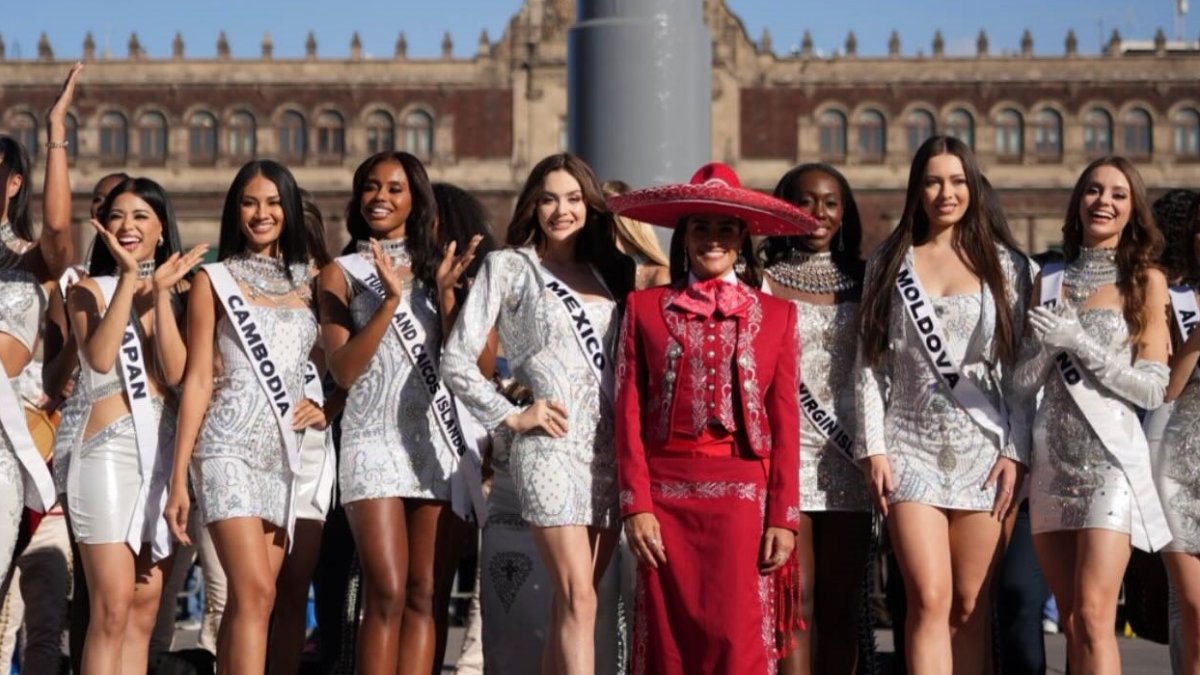 Las aspirantes en el Zócalo de México.