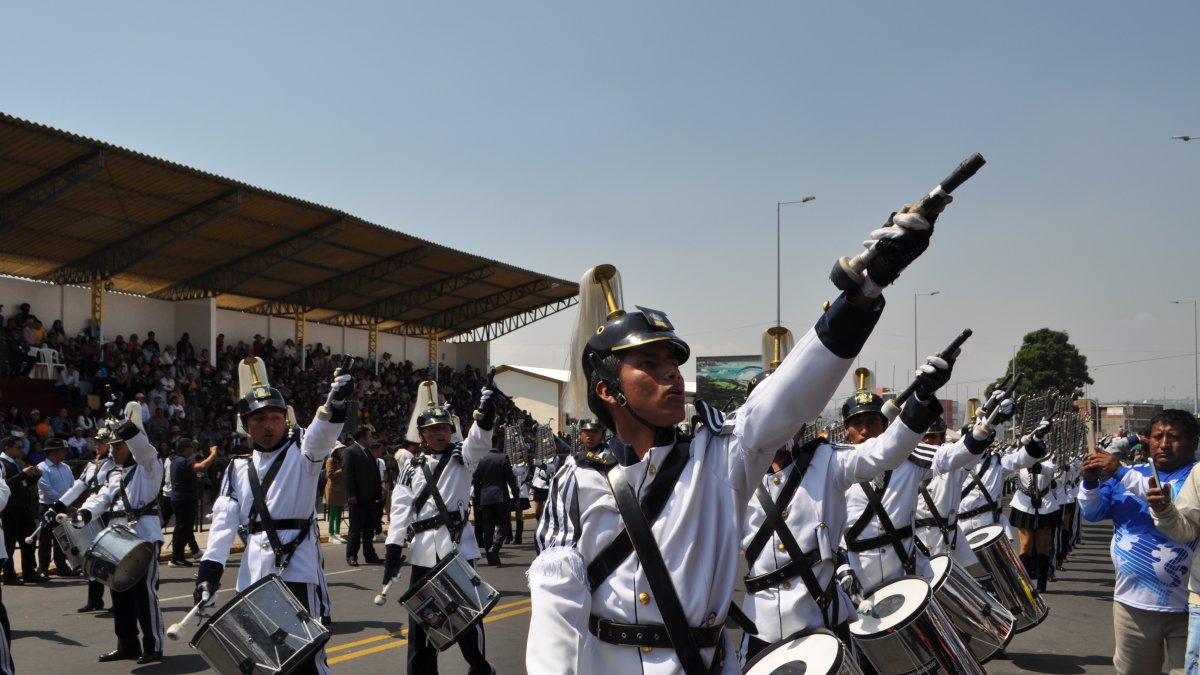 Estudiantes de 27 instituciones educativas rindieron homenaje a Latacunga.