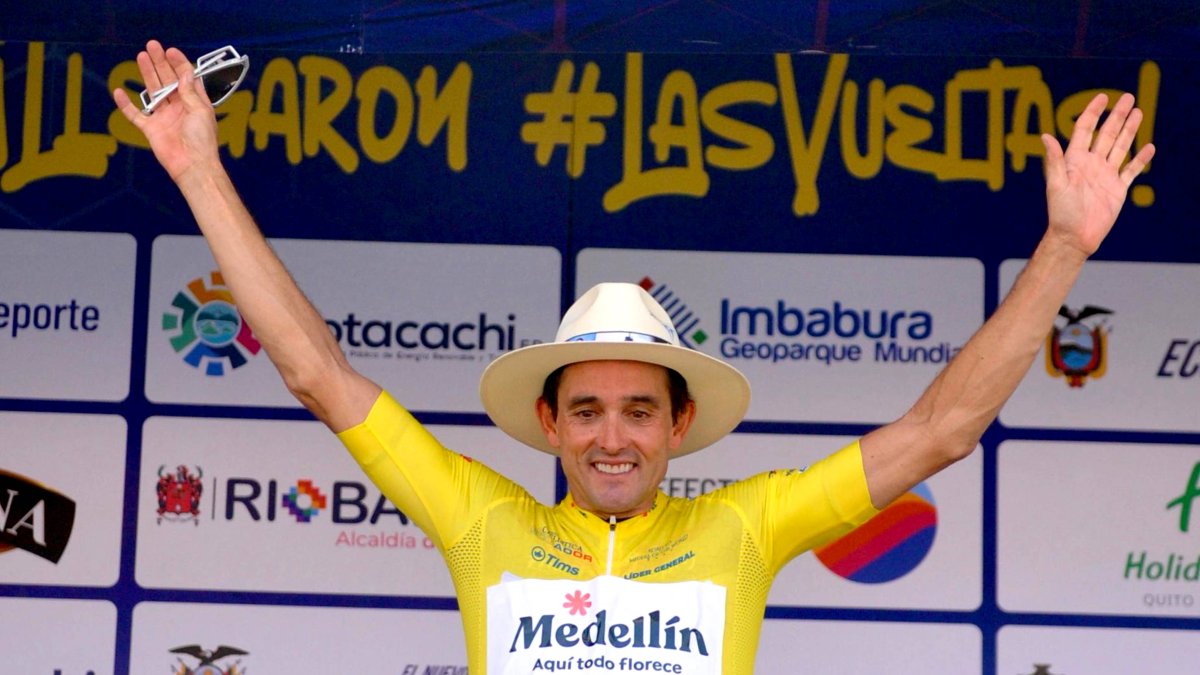 El festejo de Óscar Sevilla tras ganar la primera etapa de la Vuelta al Ecuador.