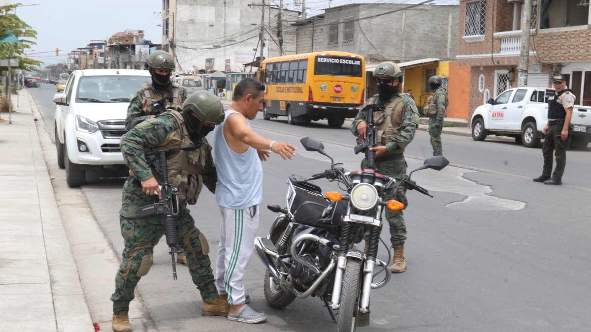 Operativo. Un control antiarmas ejecutado por soldados, en Guayaquil.