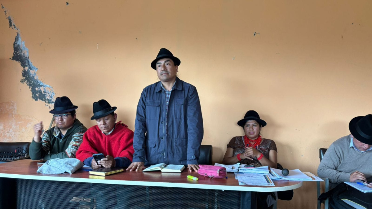 El 29 de octubre, Leonidas Iza y otros dirigentes del Consejo de Gobierno de la Conaie, en la asamblea provincial del Movimiento Indígena Campesino de Cotopaxi.
