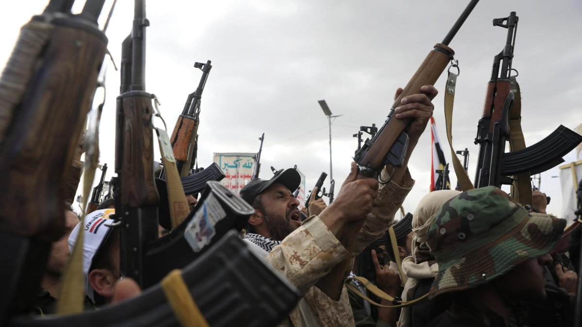 Simpatizantes huzíes corean consignas y sostienen armas durante una protesta contra Estados Unidos e Israel, el pasado viernes, en Saná (Yemen).