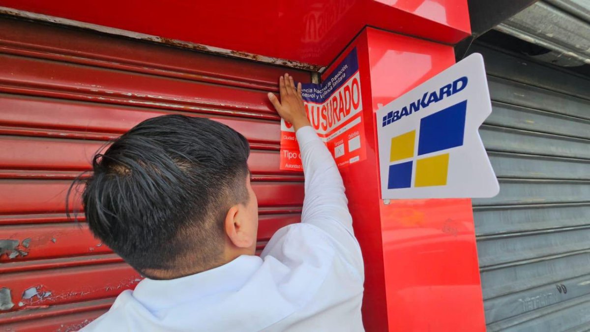 Instante en el que el local de parrillas fue clausurado por la Arcsa.