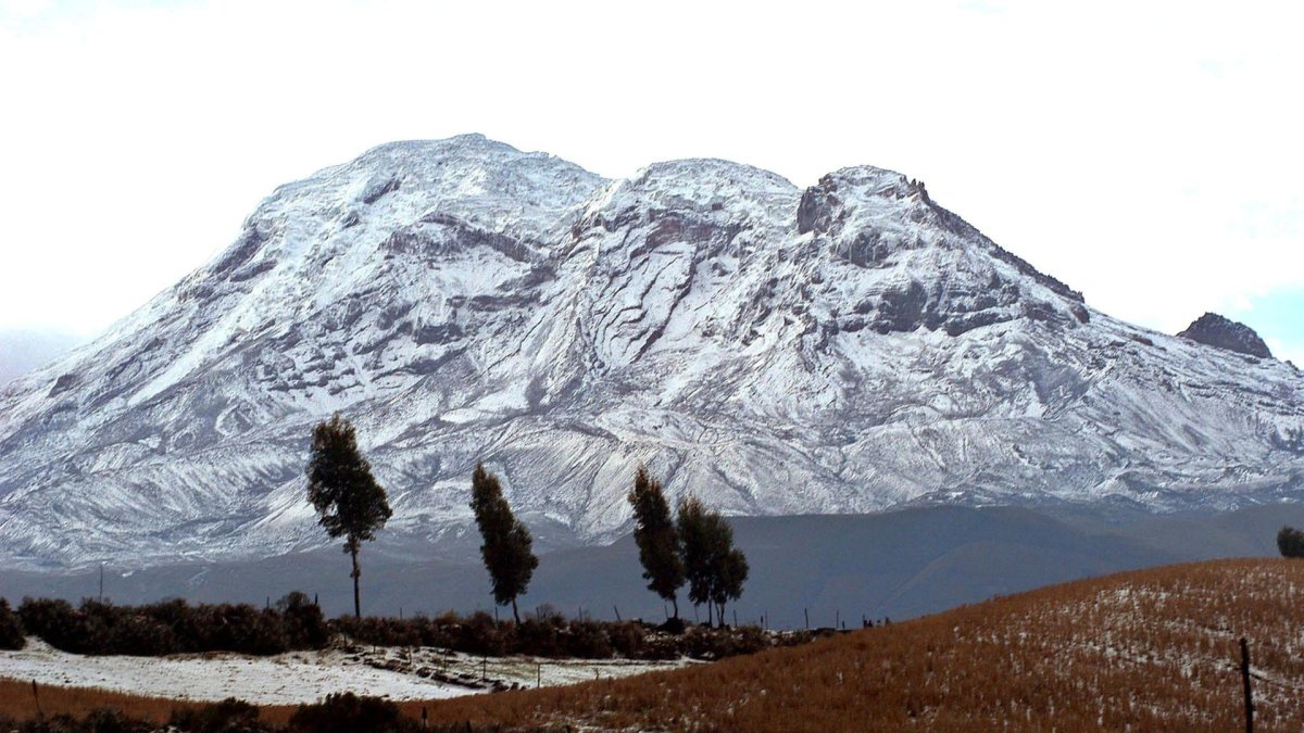 En la imagen de archivo, el volcán Chimborazo ubicado en la Cordillera Occidental de Ecuador, es el más alto del país y se calcula que el volumen de hielo del glaciar es de más de 2 km cúbicos.