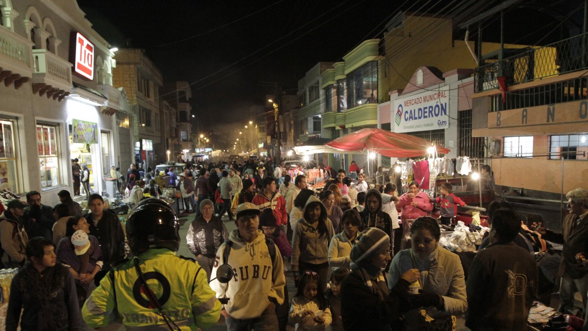 COMIDA, GUANTES, BUFANDAS, LINTERNAS e incluso el alquiler del baño se encontraba en cada cuadra.