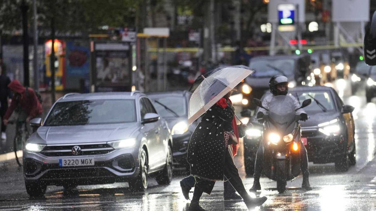 Aspecto de una calle de Barcelona a primera hora de la tarde de este martes en que la consellera de Interior, Núria Parlon, ha pedido a la ciudadanía estar atenta a las previsiones metereológicas.