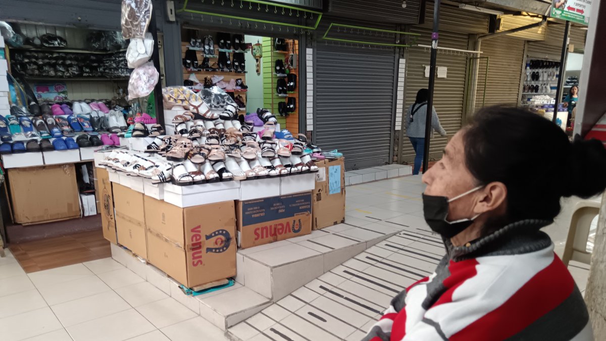 Realidad. En la plaza se observan ya locales vacíos, además de pasillos sin gente, a esperas de clientes.