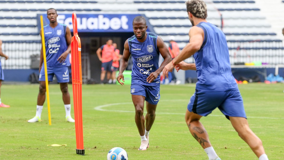 Enner Valencia (c) durante una práctica de la selección de Ecuador en el estadio George Capwell, previo al partido contra Bolivia en Guayaquil.