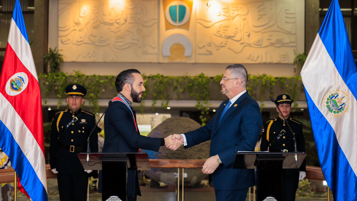 Nayib Bukele viajó a Costa Rica a un evento oficial con su homólog Rodrigo Chaves.