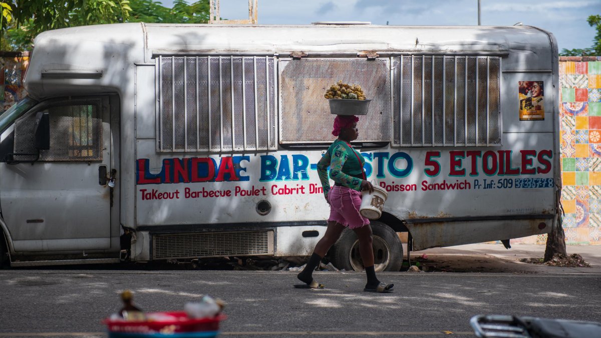 Una persona camina por una calle vacía este 11 de noviembre de 2024, en Puerto Príncipe (Haití).