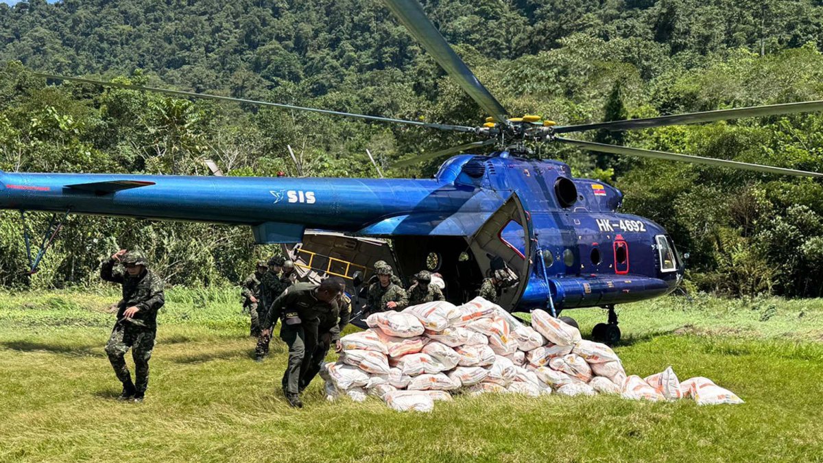 Militares llevan más de 300 kits de ayudas humanitarias con el fin de mitigar las afectaciones por la ola invernal, este lunes en Alto Baudó (Colombia).