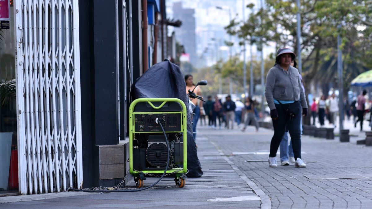 Negocios. Los generadores se han convertido en un alivio para los comerciantes, pues así no cierran sus locales ante los cortes de luz programados.