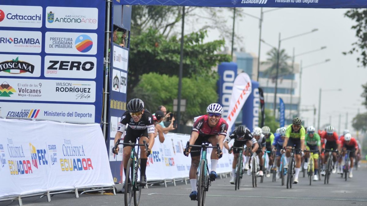Brayan Sánchez (i) comandó la tapa 2 para proteger a su compañero Óscar Sevilla, quien sigue líder.