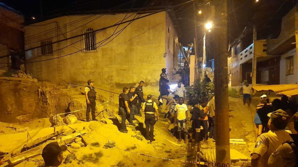 Escena. En una escalinata quedó la primera de las víctimas de ataques.