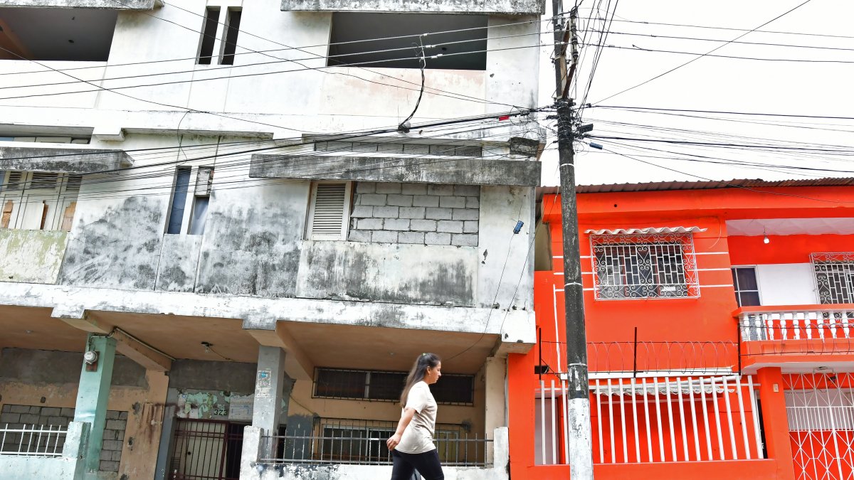 Afectación. El primer caso, ubicado en las calles Colombia y la 15, está inclinado de un lado y ha causado también daños en su edificio vecino.