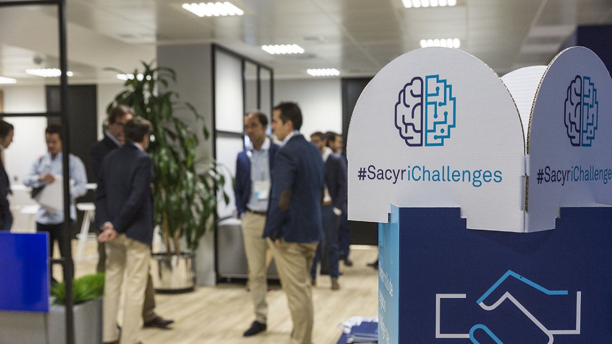 Trabajadores. Colaboradores de empresa española Sacyr.