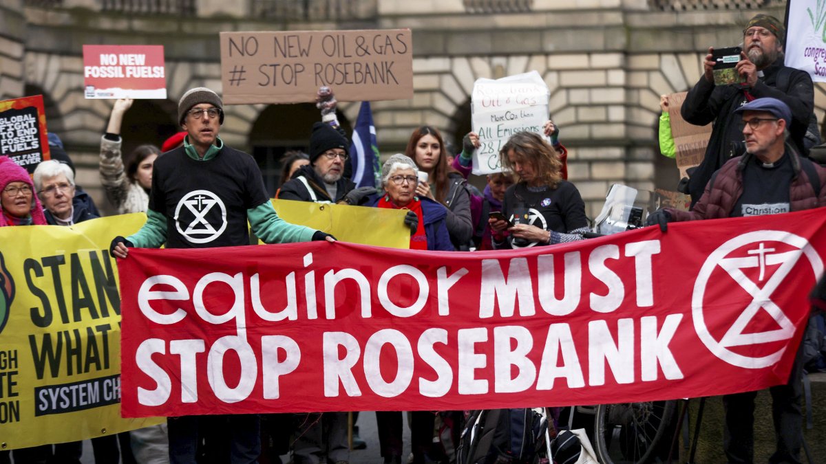 Medida.-Activistas medioambientales se manifiestan frente al Tribunal de Sesiones de Escocia, en Edimburgo.