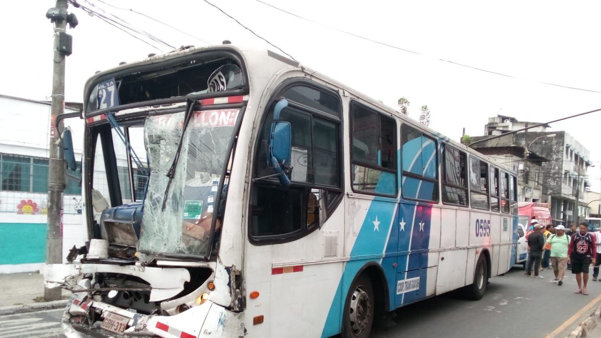 Parte de la fachada delantera quedó hundida debido al impacto.