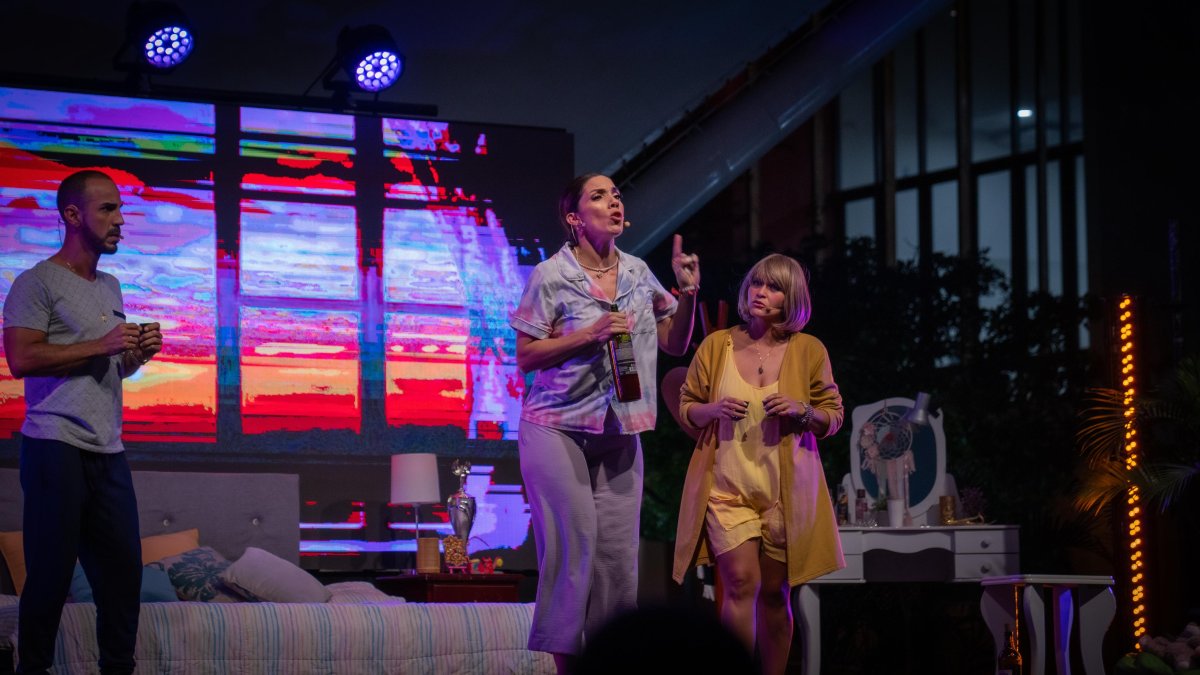 La obra es interpretada por Fabo Doja, Ana Passeri y María José Blum.