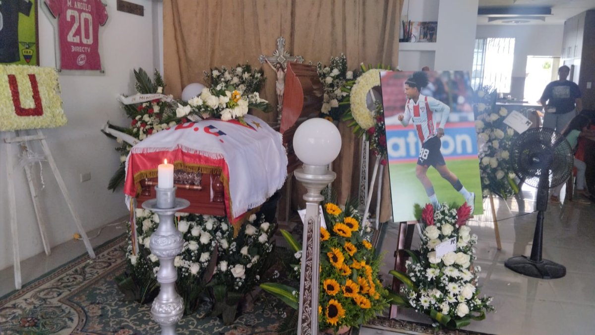 Marco Angulo es velado en su natal Rocafuerte, parroquia del cantón Río Verde, en Esmeraldas.