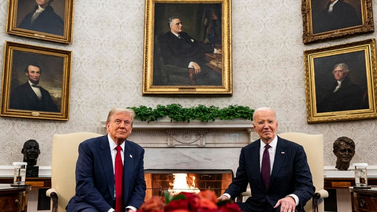 El presidente estadounidense, Joe Biden , y el presidente electo Donald Trump durante una reunión en la Oficina Oval de la Casa Blanca en Washington, D.C.
