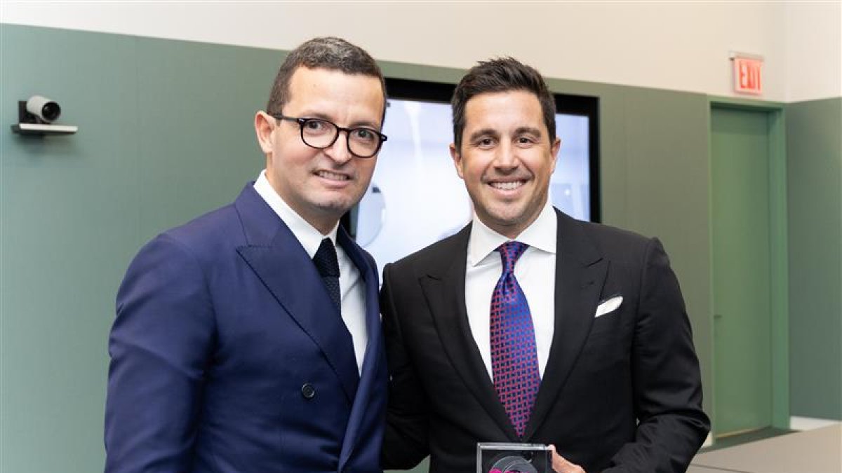 Ejecutivos. Francisco Besterrechea, director principal de Greyfell y Guillermo Lasso Alcívar, presidente ejecutivo de Banco Guayaquil.