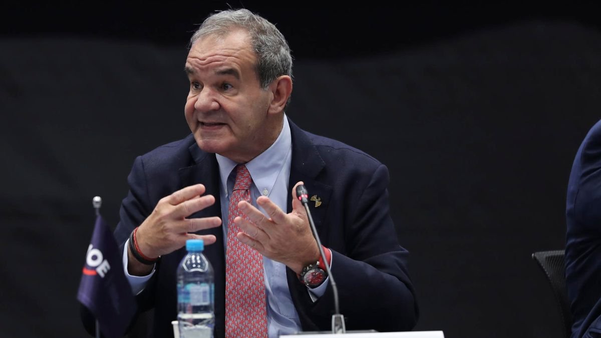 El secretario general iberoamericano, Andrés Allamand, habla en la primera sesión del Encuentro Empresarial Iberoamericano este miércoles, en Cuenca (Ecuador).