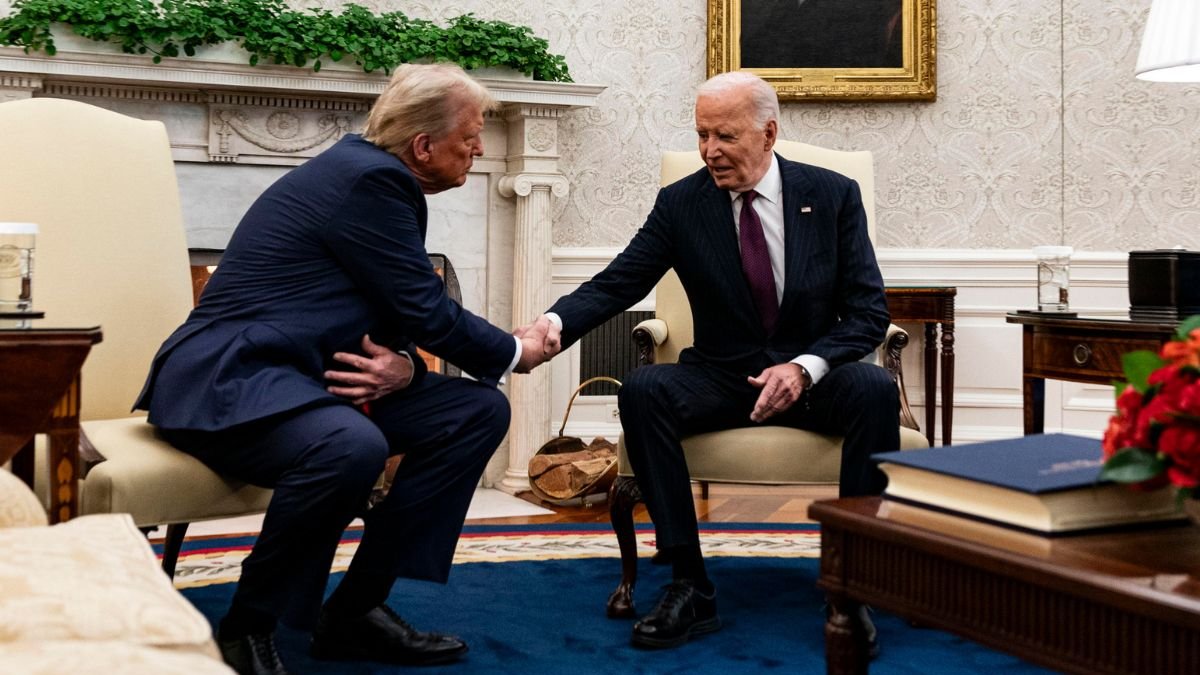 El presidente electo Donald Trump y el presidente Joe Biden se dan la mano en el encuentro que tuvieron en la oficina oval de la Casa Blanca este miércoles 13 de noviembre de 2024.