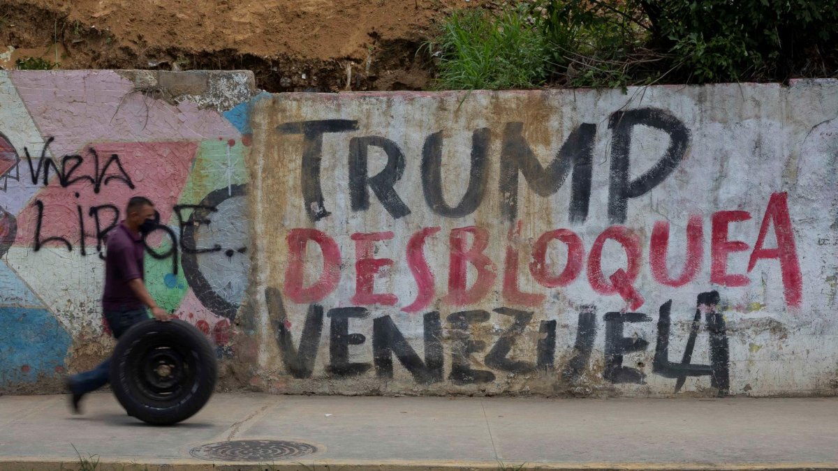 Un mural en que se lee