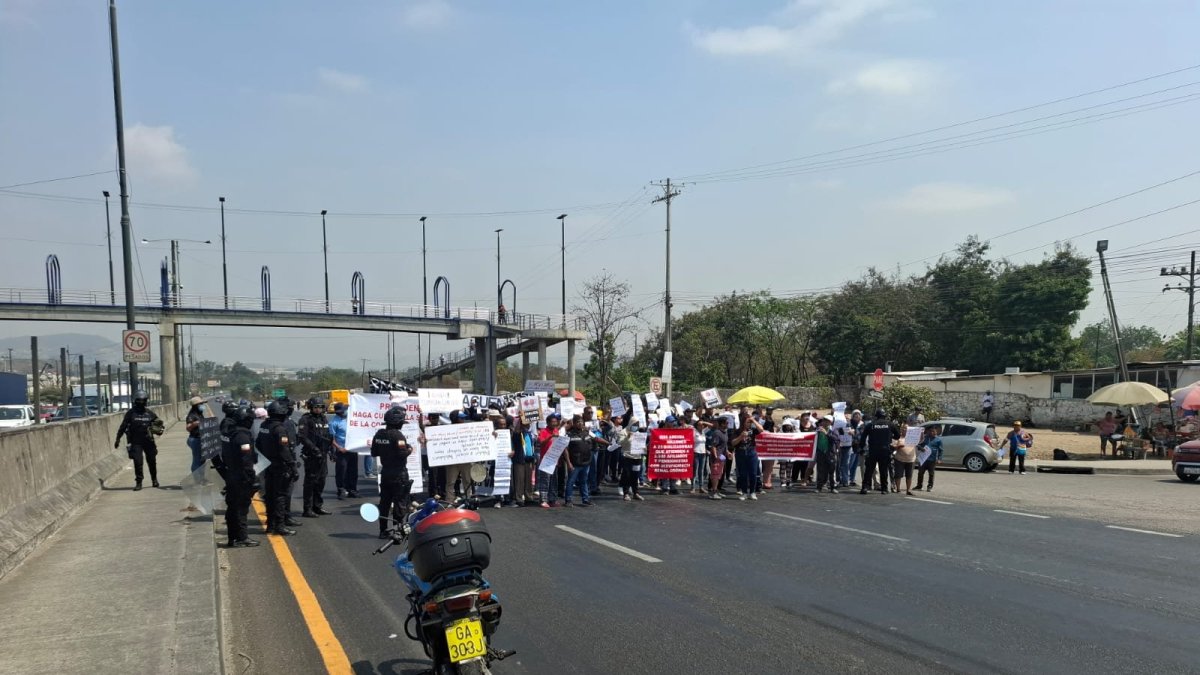 Pacientes y trabajadores piden que el Gobierno pague las asignaciones que deben a las clínicas de diálisis.