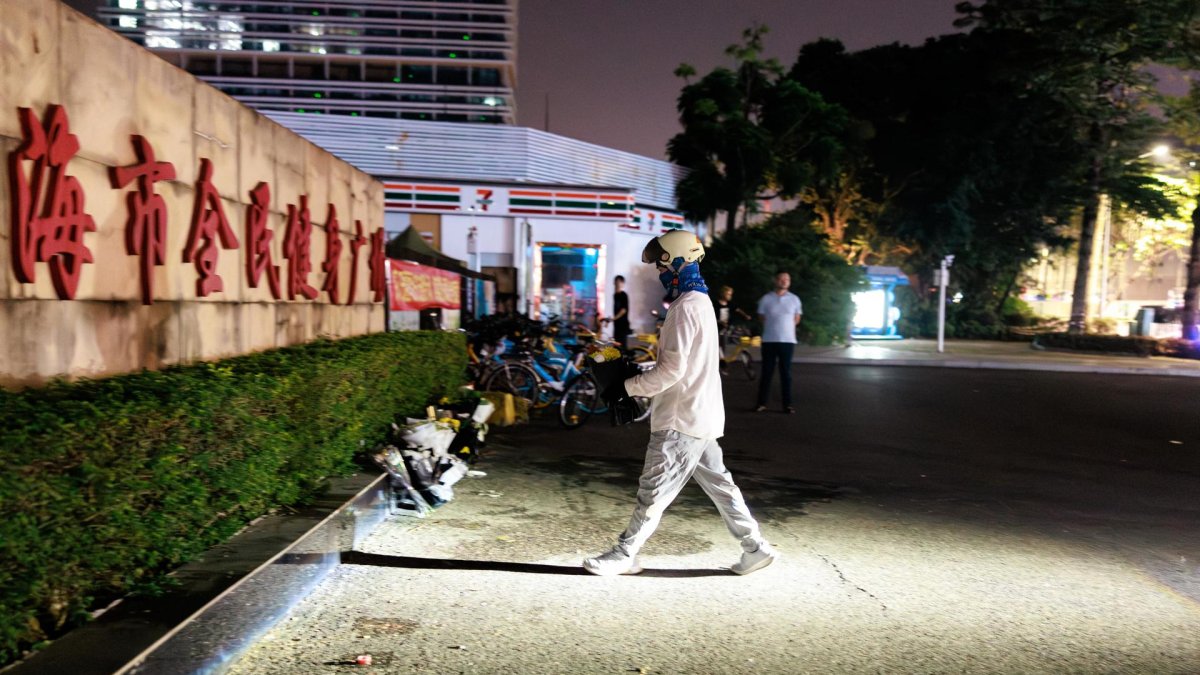 Una persona coloca flores por las víctimas del atropello masivo en Zhuhai, en la provincia de Guangdong, el 12 de noviembre de 2024.