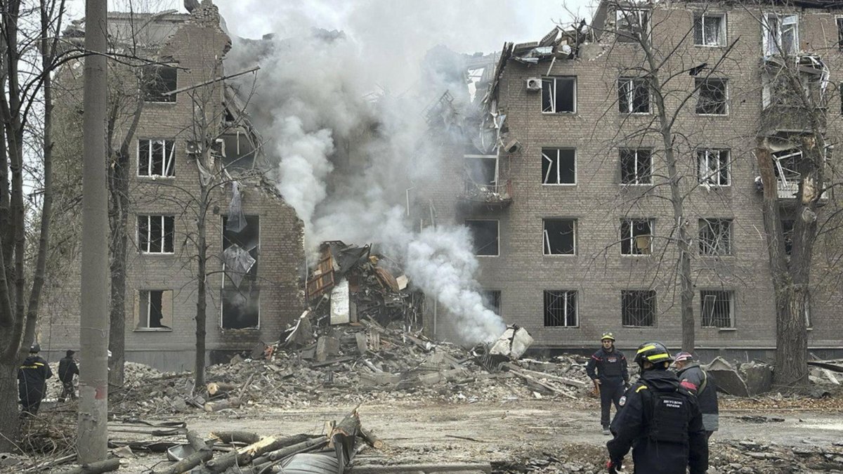 Una persona camina cerca de una zona afectada por uno de los ataques rusos sobre territorio ucraniano.