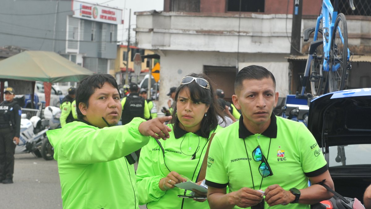 Belén Morejón (c) forma parte del cuerpo de jueces que controlan la actual Vuelta.