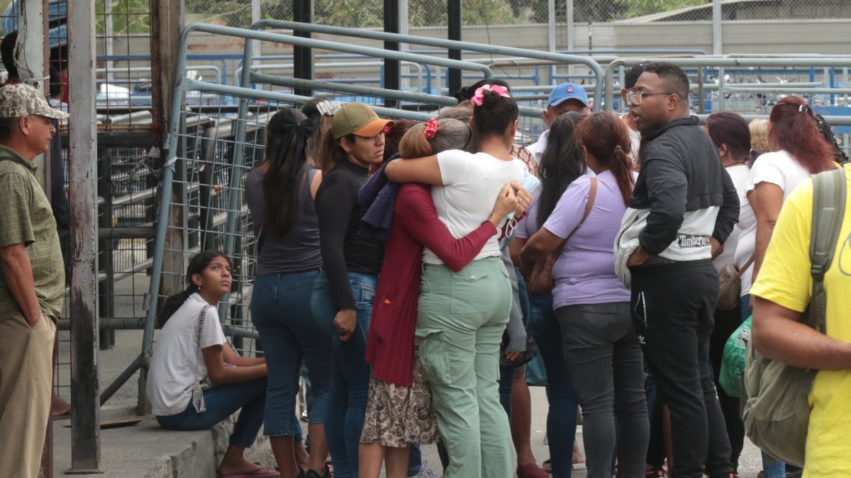 Congregación: En los exteriores de la Penitenciaría del Litoral familiares de los privados de libertad tratan de obtener información de sus allegados.