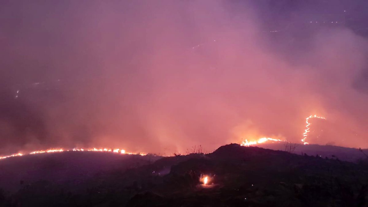 Dato. Desde diferentes cuentas en redes sociales se alertó de un incendio forestal que se podía observar desde la vía Cuenca - Molleturo