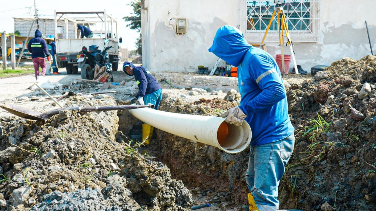 En Playas aún se espera que el servicio de agua potable llegue a los hogares. Llevan casi 48 horas sin el servicio.