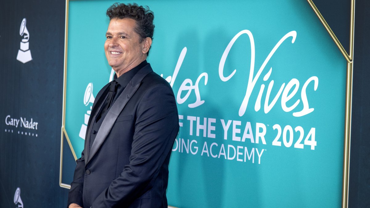 El cantante colombiano Carlos Vives en la alfombra roja del evento Persona del Año del Grammy Latino en el Centro de Convenciones de Miami Beach.