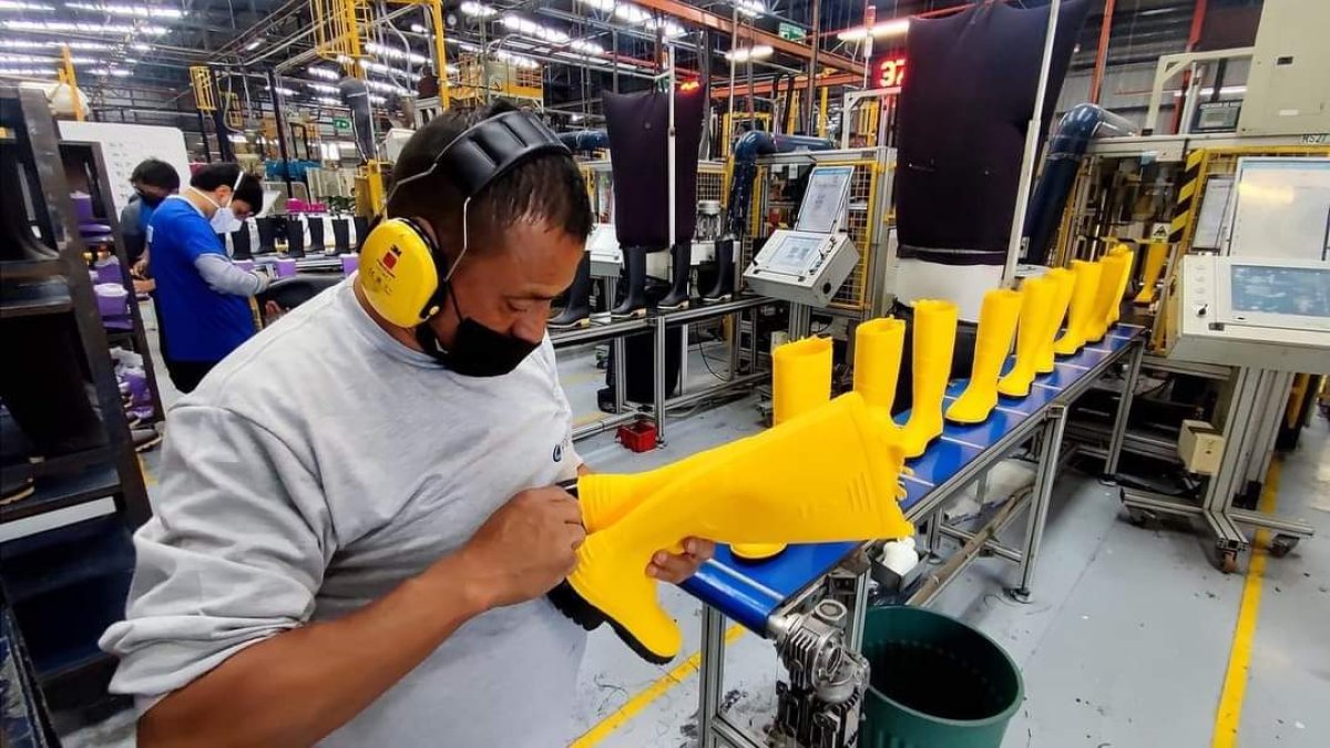 Apenas 44 de las más de 110 empresas en Tungurahua operan en toda su capacidad adaptando nuevos horarios y generadores.