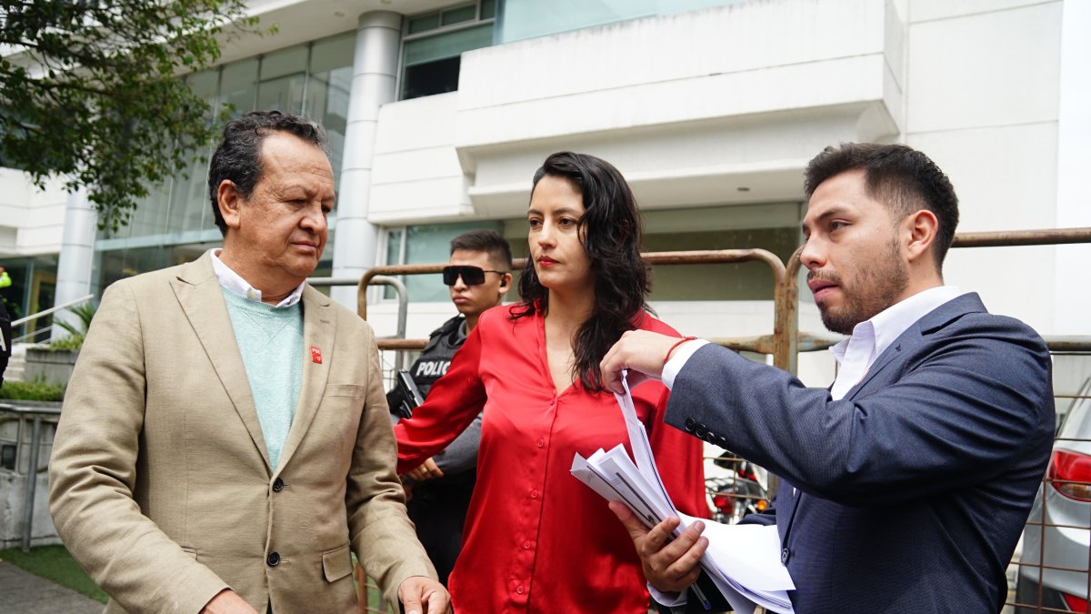 Veloz acudió a la CC acompañado por la aspirante a la Vicepresidencia por el PSE, Verónica Silva y Gustavo Vallejo, presidente del partido.