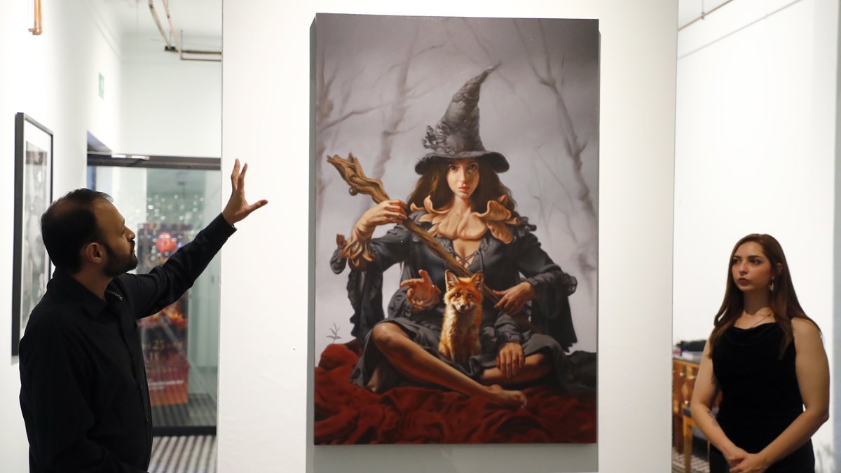 Los artistas mexicanos José Luis Galván y Paulina Goca, observan piezas de la exposición ‘Liminãris’ inaugurada en la galería Bruna.