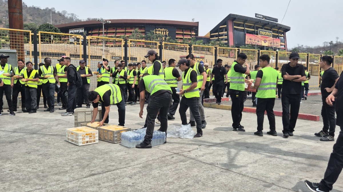 Los guardias que iban a trabajar en el Monumental, comiendo para ir a trabajar.
