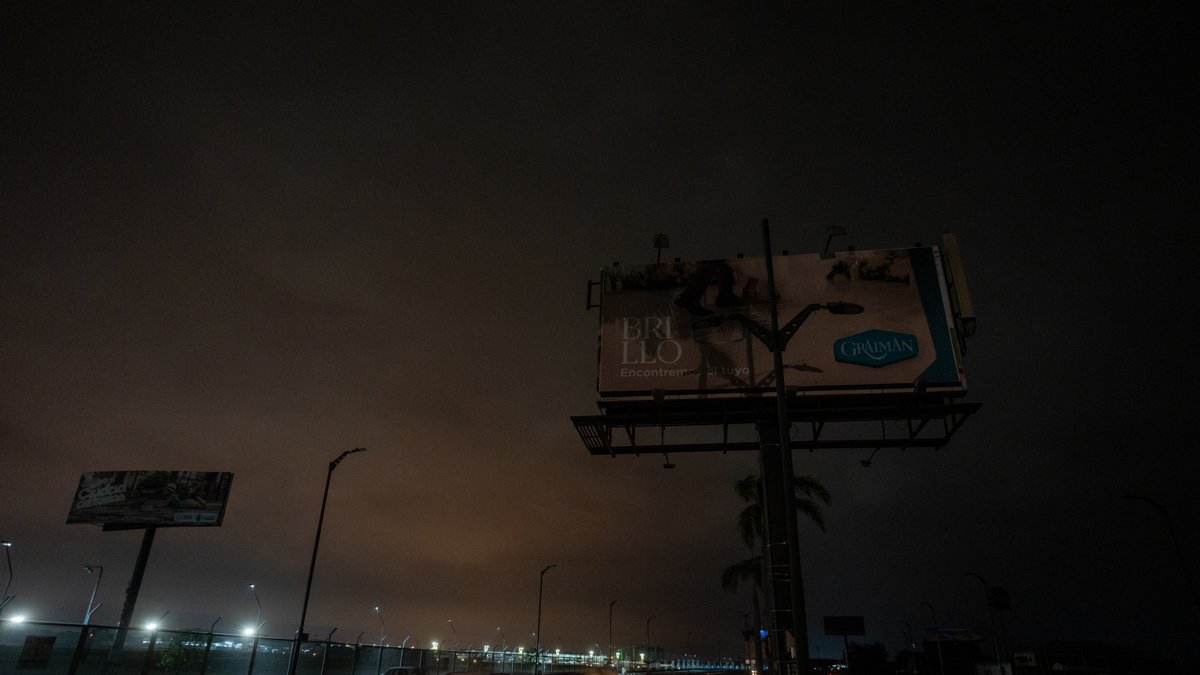 Fotografía de un sector sin luz en Guayaquil (Ecuador).