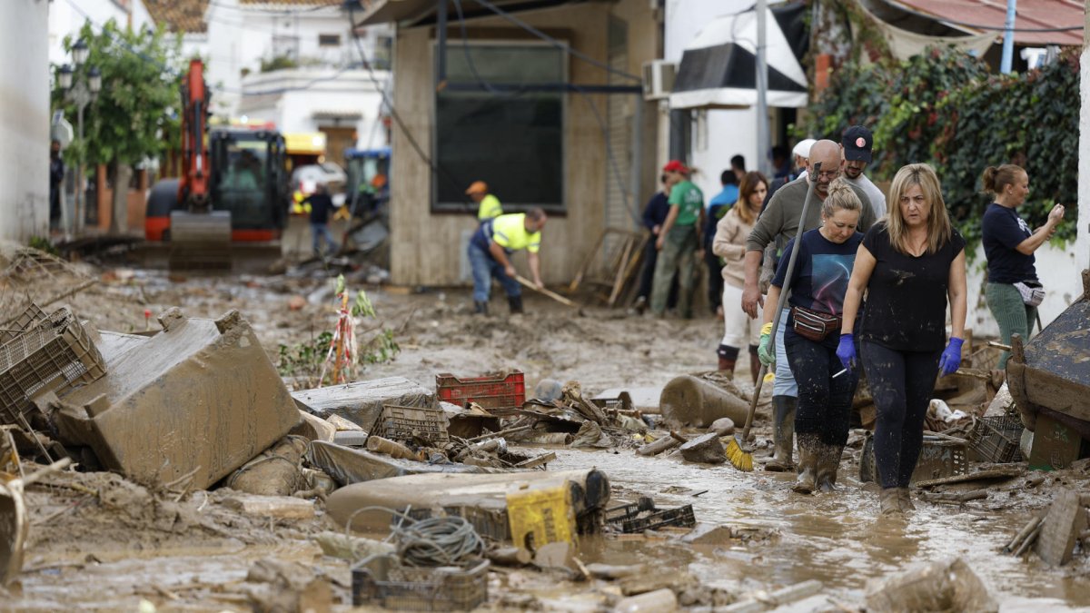 Labores de limpieza en la localidad malagueña de Benamargosa, el año pasado, tras las fuertes lluvias en España.