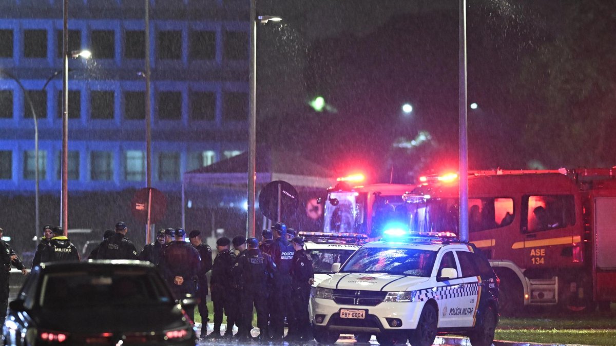 Miembros de la Policía Militar del Distrito Federal, Policía Civil y Policía Judiciaria custodian el lugar de una explosión en la Plaza de los Tres Poderes este miércoles, en Brasilia (Brasil).